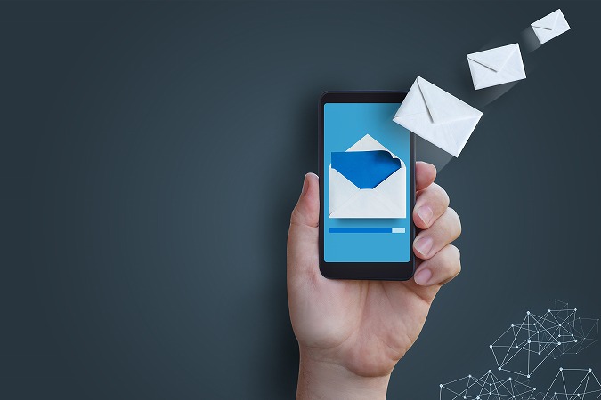 スマホから飛び出すメールアイコン