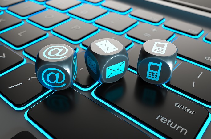 黒いキーボード・各種サイコロ