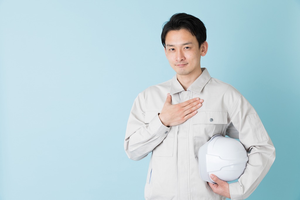 旨に手を当てる男性・作業着