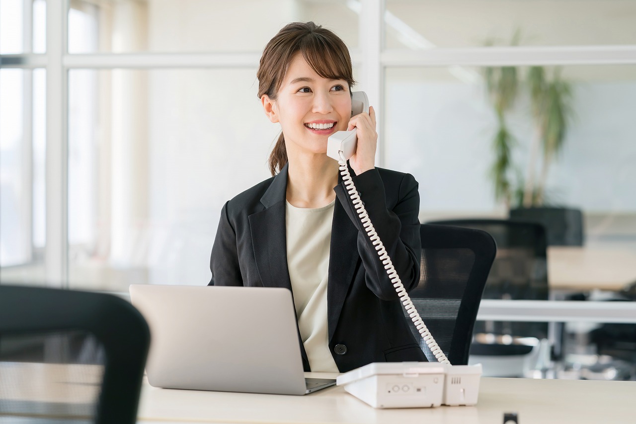 電話を受ける女性