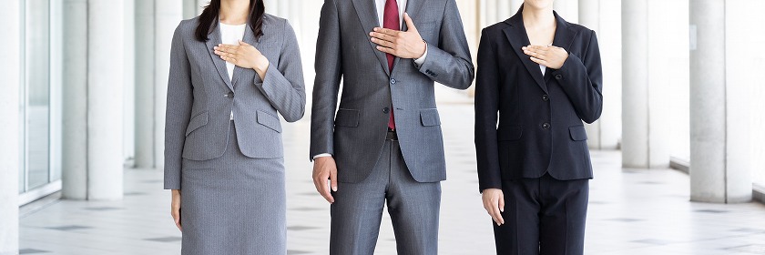 胸に手を当てる男女