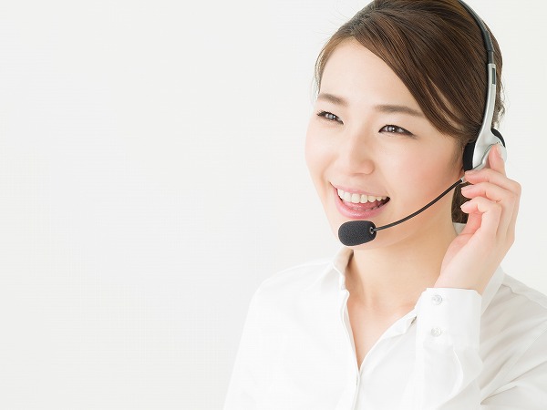 電話対応する女性