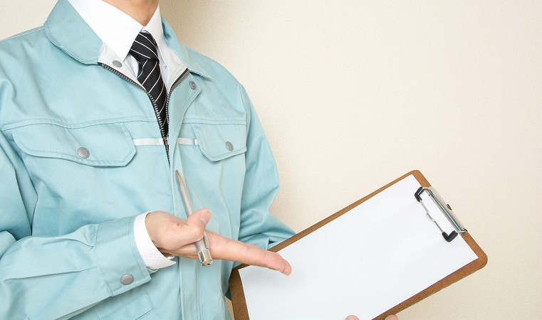 バインダーを指し示す男性